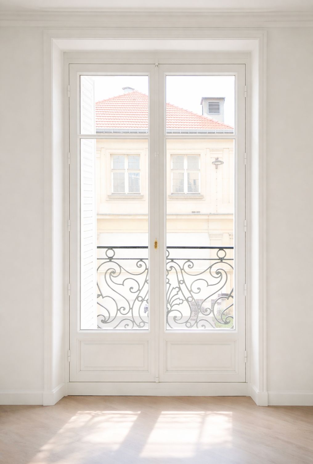 Porte-fenêtre avec balcon en fer forgé