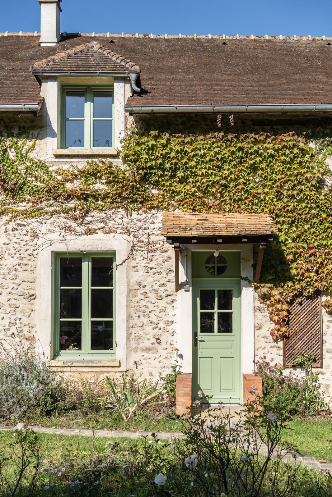 Maison en pierre — menuiseries vert olive