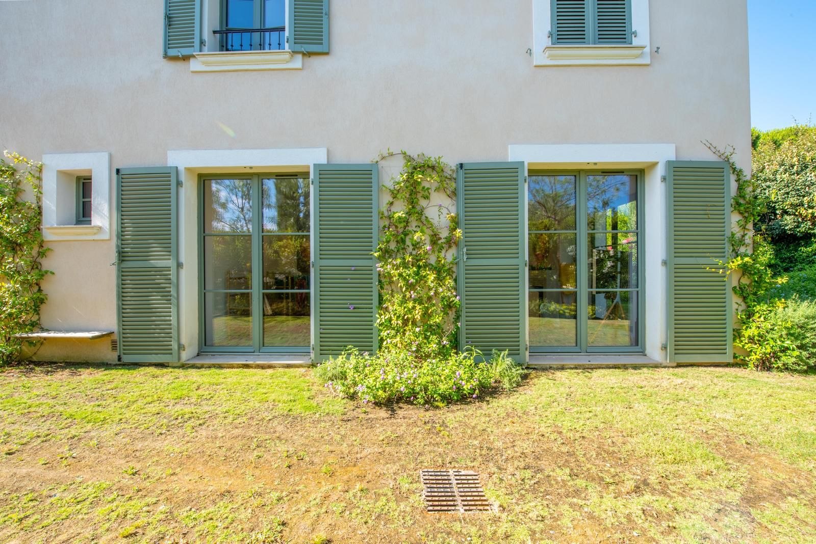 Baies vitrées & volets persiennes vert olive